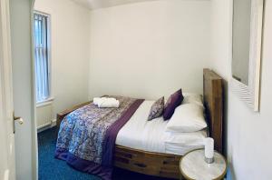Voodi või voodid majutusasutuse Stunning 3 bed residential home in Sheffield toas