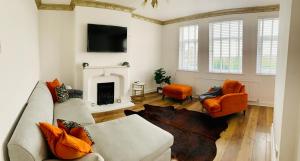 sala de estar con sofá y chimenea en Stunning 3 bed residential home in Sheffield, en Sheffield