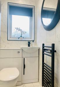 A bathroom at Stunning 3 bed residential home in Sheffield