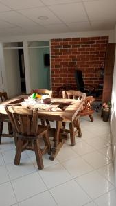 una mesa de madera y sillas en una habitación en Apartamento Amoblado en Ibagué, en Ibagué