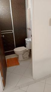 a bathroom with a toilet and a shower at Apartamento Amoblado en Ibagué in Ibagué