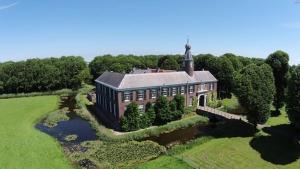 Luftaufnahme eines großen Hauses mit Brücke in der Unterkunft B&BOosterweg3 Studio - Free private parking in Heemskerk