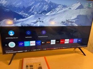 einen Flachbild-TV auf einem Tisch in der Unterkunft Maison de Roche-Uzès Centre Historique L' Ucetia in Uzès