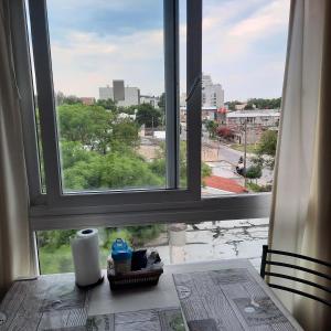 里奥夸尔托CALIDO-Departamento 1 dormitorio amueblado excelente ubicacion的享有城市天际线景致的窗户。