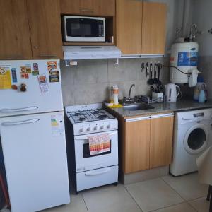 CALIDO-Departamento 1 dormitorio amueblado excelente ubicacion的厨房或小厨房