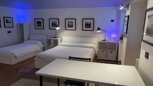 pokój z dwoma łóżkami i stołem w obiekcie Cameloth B&B w mieście Settimo Rottaro