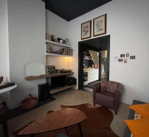 een woonkamer met een stoel en een tafel bij Studio Dageraad in Antwerpen