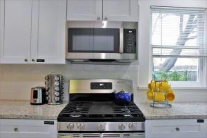A kitchen or kitchenette at CasaMagnolia - Cheerful 3-bdrm home, free parking, 30 days or more