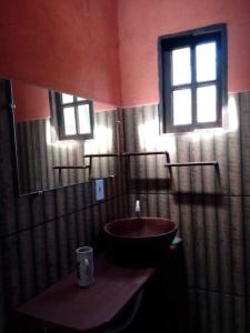 baño con lavabo y ventana en Vivenda Peixe Pequeno en Cumuruxatiba