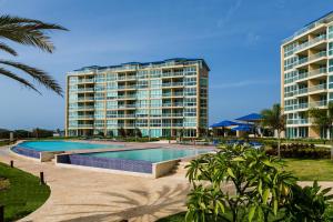 Swimming pool sa o malapit sa Blue Residences