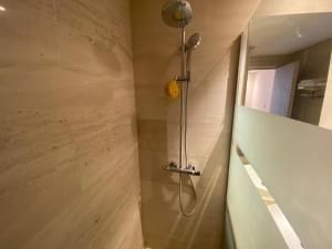 y baño con ducha con cabezal de ducha. en Très beau studio à Ain Diab en Casablanca
