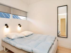 Cama o camas de una habitación en Two-Bedroom Holiday home in Hals 17