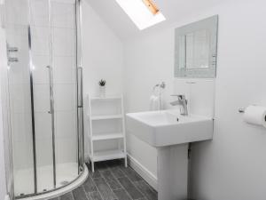 A bathroom at Causeway Cottage Még 18 kép