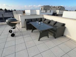 Galeriebild der Unterkunft New villa with rooftop terrace and pool in Daya Nueva