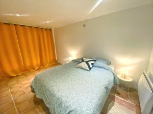 1 dormitorio con cama con almohada en Appartements cocons dans les Corbières, en Villesèque-des-Corbières