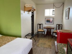 Postel nebo postele na pokoji v ubytování La Kris Inn