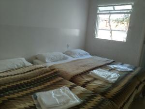 - une chambre avec 2 lits jumeaux et une fenêtre dans l'établissement POUSADA VILA DO BIRIBIRI, à Diamantina