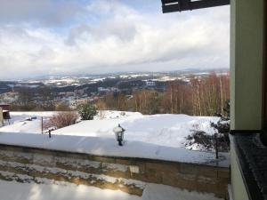 uma vista do telhado de uma casa na neve em Vyhlídka Resort em Náchod