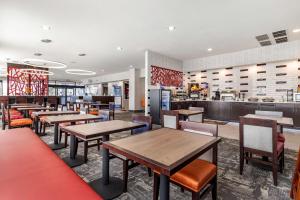 Best Western Plus Castlerock Inn & Suites tesisinde bir restoran veya yemek mekanı