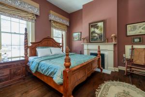Posteľ alebo postele v izbe v ubytovaní Cheerful Historical Mansion 8-bedroom Vacation Home in Derby City