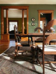 - une salle à manger avec une table et des chaises en bois dans l'établissement Old Town Inn, à Sioux Center