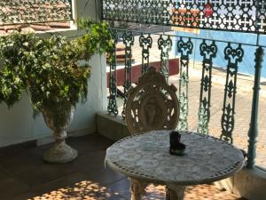 einen kleinen Tisch mit einem Stuhl und einem Zaun in der Unterkunft hospedagem casa da wal quarto suíte in Goiás