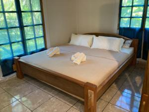 ein Schlafzimmer mit einem Bett mit Handtüchern darauf in der Unterkunft Pura Vida Vegana in Cahuita