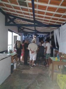 un gruppo di persone in piedi in una stanza di POUSADA VILA DO BIRIBIRI EXCLUSIVAMENTE DENTRO da VILA DO BIRIBIRI a Diamantina