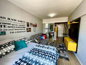 1 dormitorio con 1 cama y sala de estar en BC Beach Art Studio, en Balneário Camboriú
