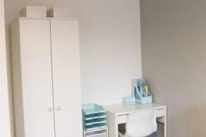 une armoire blanche avec des éléments bleus en haut. dans l'établissement Penelope Maison - London in 50 Mins, Free Parking, 1 BDRM Home, à Peterborough