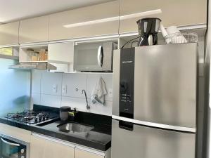 伊列乌斯Apê Ilha Graciosa, Praia dos Milionários Ilhéus-Ba的厨房配有不锈钢冰箱和水槽