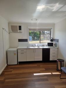 a kitchen with a stove, refrigerator, sink, and dishwasher at The Rocks Apartments in Halls Gap