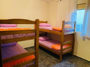 deux lits superposés dans une chambre avec fenêtre dans l'établissement Chácara Cateto, à Socorro 6 autres photos