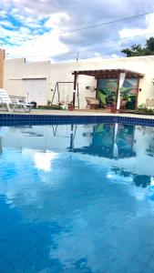 una gran piscina azul con cenador en Chácara de Serra! en Tianguá