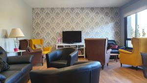 Televízia a/alebo spoločenská miestnosť v ubytovaní Hotel Cachada