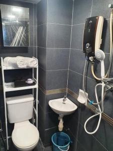 uma casa de banho com um WC e um lavatório em Putra Villa Condo em Kuala Lumpur