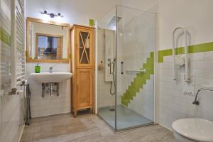 a bathroom with a sink and a shower and a toilet at Casa Rural Planeta Vera in Jarandilla de la Vera +43 photos