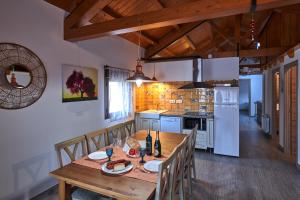 a kitchen and dining room with a wooden table and chairs at Casa Rural Planeta Vera in Jarandilla de la Vera