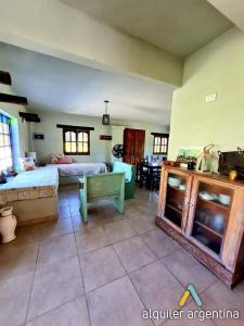ein Schlafzimmer mit Bett und ein Wohnzimmer in der Unterkunft las brisas casas de campo un lugar para soñar in San Antonio de Arredondo + 32 Fotos