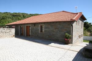 una casa de ladrillo con techo de baldosa en Casa do Olival, en Macedo de Cavaleiros