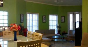 Posezení v ubytování Serdena Homestay Fronting Cuatro Islas