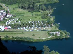 Blick auf Lago Arsié Camping Village aus der Vogelperspektive