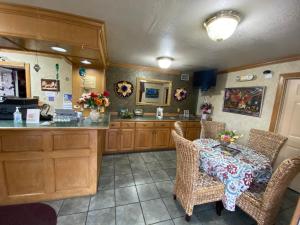 a kitchen with a table and chairs and a counter at El Rancho Motel in Little Rock