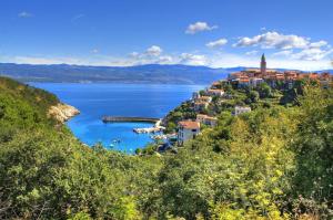 widok na miasto na brzegu jeziora w obiekcie Holiday house in Vrbnik with sea view, terrace, air conditioning, W-LAN 3672-1 w mieście Vrbnik +18 zdjęć