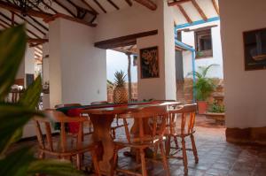 jadalnia z drewnianym stołem i krzesłami w obiekcie La Juanita Hostel Barichara w mieście Barichara
