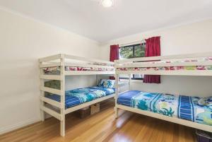 Postel nebo postele na pokoji v ubytování Phillip Island Time - Large home with self-contained apartment sleeps 11