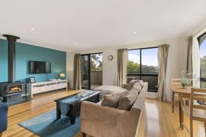 Svetainės erdvė apgyvendinimo įstaigoje Phillip Island Time - Large home with self-contained apartment sleeps 11
