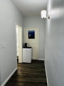 an empty hallway with a white door and a room at MenPour Apartments Complex in Koolbaai