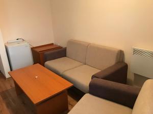 A seating area at Ski Zone at Gondola, Perfect One Bdrm, Fast WiFi, Netflix, Quiet, Warm