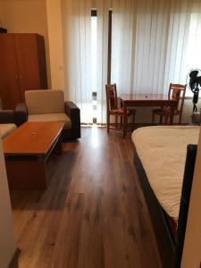 A seating area at Ski Zone at Gondola, Perfect One Bdrm, Fast WiFi, Netflix, Quiet, Warm
